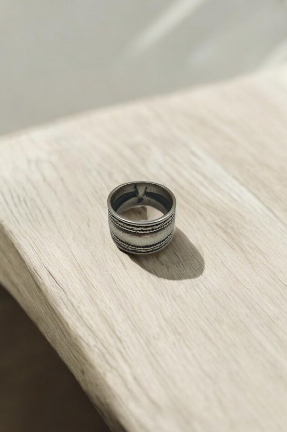 Anillo artesanal de plata de ley 925 con acabado envejecido y grabados decorativos étnicos