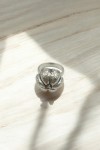 Anillo floral artesanal de plata de ley 925 con flor en relieve y grabados ornamentales