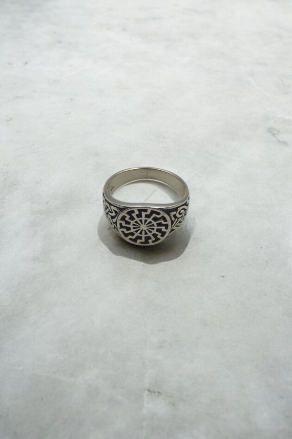 Anillo unisex de plata de Ley con símbolo solar geométrico y grabado artesanal