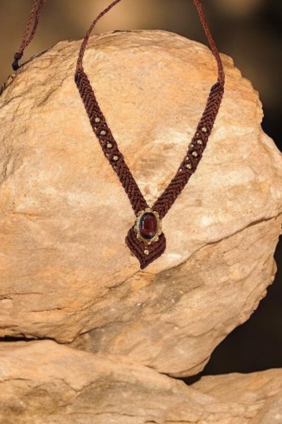Collar de Macramé con Ojo de Tigre Natural