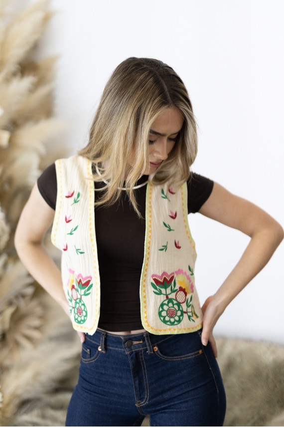 Chaleco Boho Algodón Nude con Flores Multicolor Bordadas