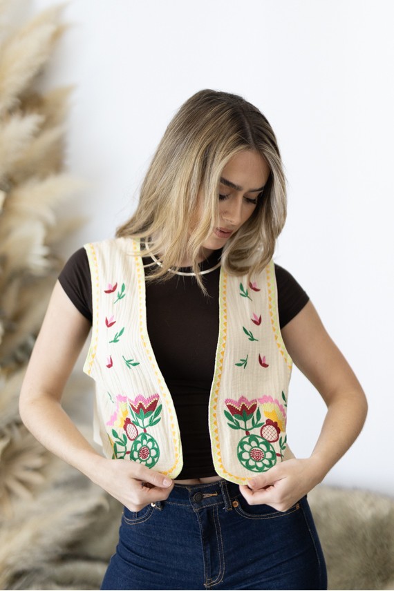 Chaleco Boho Algodón Nude con Flores Multicolor Bordadas