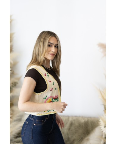Chaleco boho de algodón nude con flores multicolor bordadas en la parte frontal y detalle bordado en el contorno