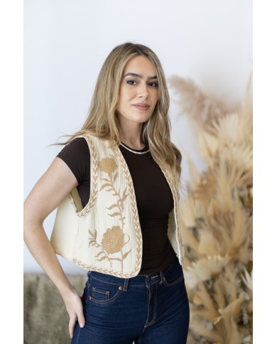 Chaleco boho de algodón nude con bordado floral beige y detalle bordado en el contorno, prenda artesanal Samarkanda.