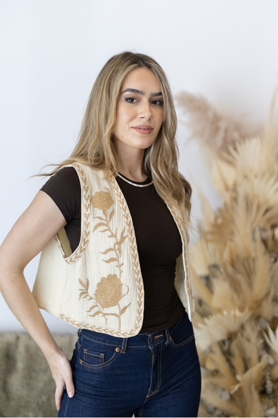 Chaleco boho de algodón nude con bordado floral beige y detalle bordado en el contorno, prenda artesanal Samarkanda.
