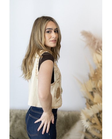 Chaleco boho de algodón nude con bordado floral beige y detalle bordado en el contorno, prenda artesanal Samarkanda.