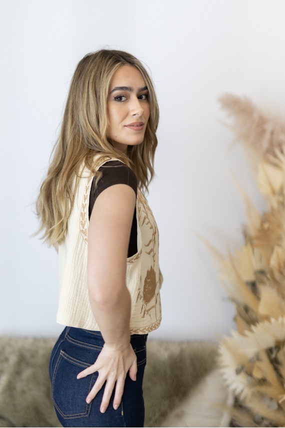 Chaleco boho de algodón nude con bordado floral beige y detalle bordado en el contorno, prenda artesanal Samarkanda.