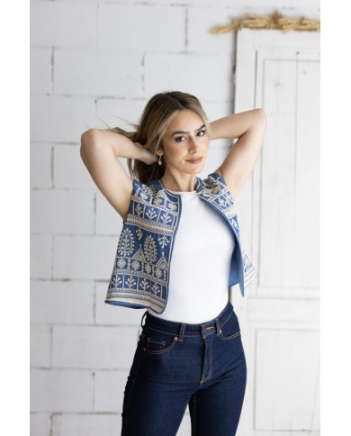 Chaleco boho de algodón azul vaquero con bordados artesanales en la parte frontal, estilo denim femenino Samarkanda.