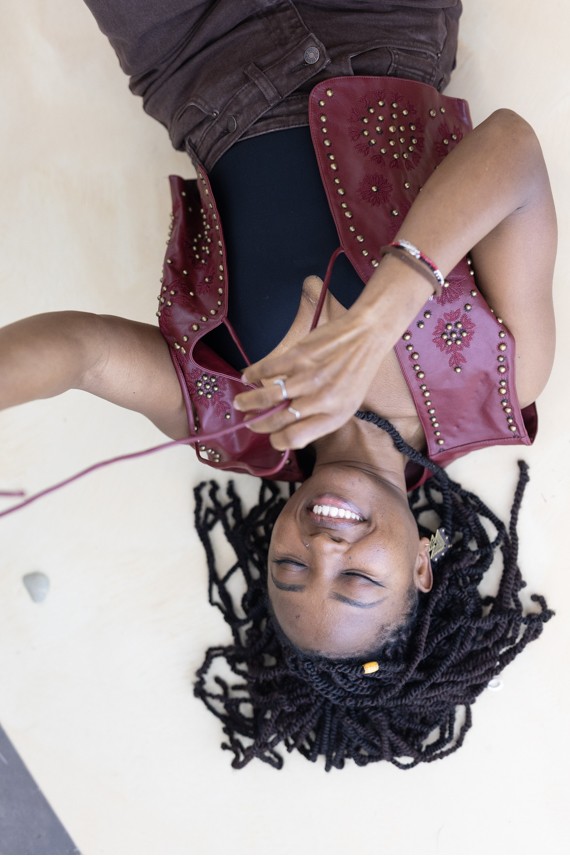 Chaleco burdeos con tachuelas en dorado antiguo y cordón ajustable frontal, estilo boho chic femenino Samarkanda.