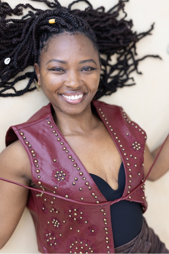 Chaleco Burdeos Tachuelas y Cordón Ajustable