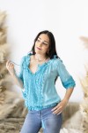 Blusa boho de viscosa lavada con cenefa floral calada y escote fruncido con cordón, estilo femenino Samarkanda.