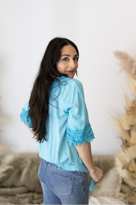 Blusa boho de viscosa lavada con cenefa floral calada y escote fruncido con cordón, estilo femenino Samarkanda.