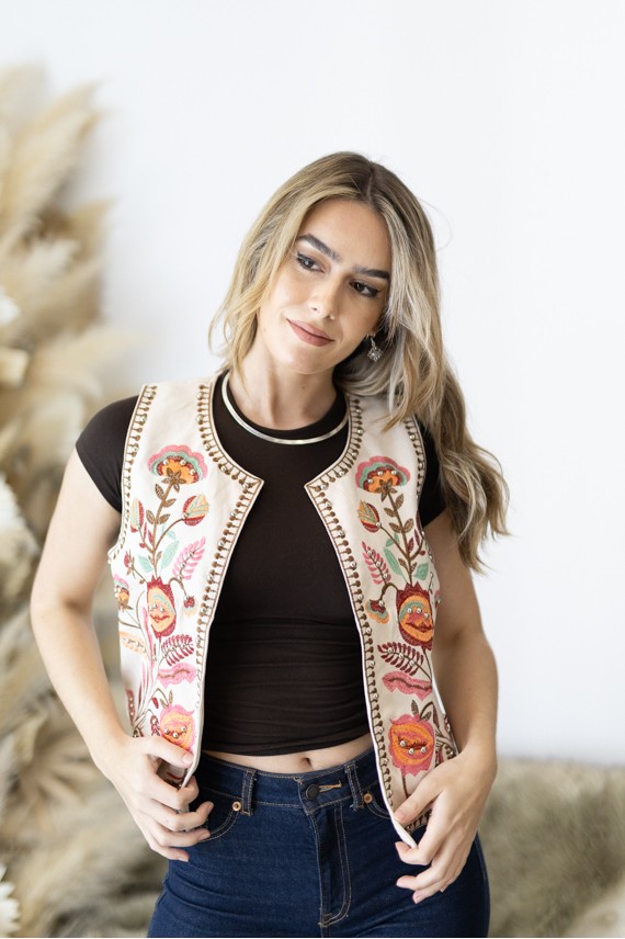 Chaleco Boho Algodón Nude Bordado Floral Tachuelas
