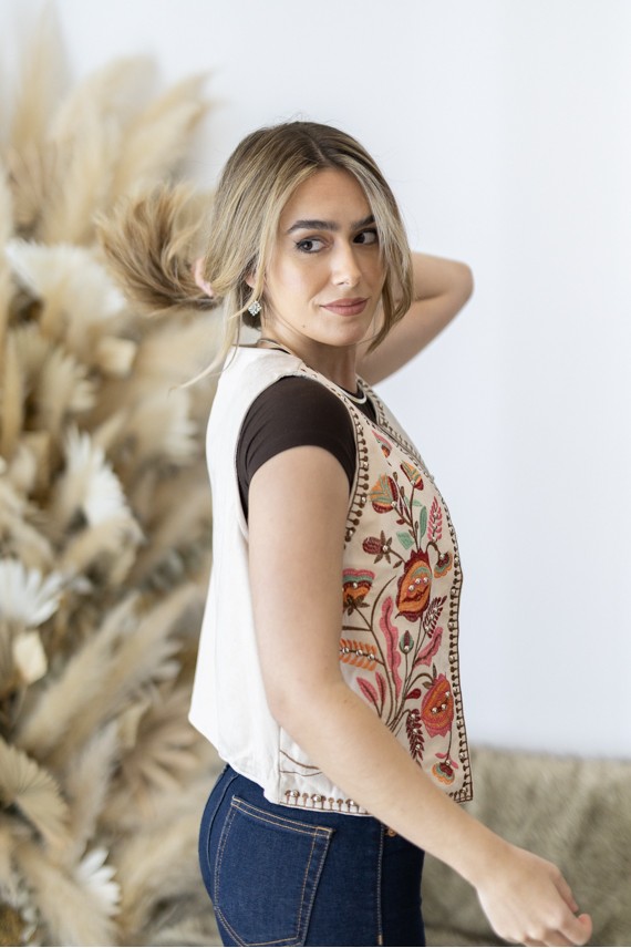 Chaleco Boho Algodón Nude Bordado Floral Tachuelas