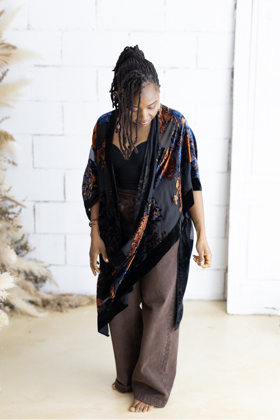 Kimono Boho Seda y Viscosa con Flores en Terciopelo Negro y Verde