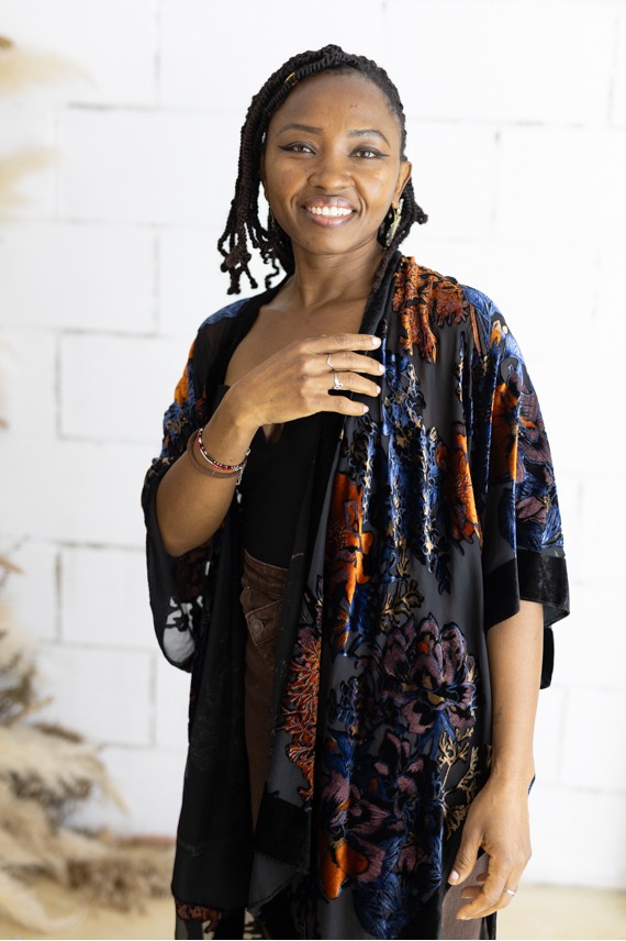 Kimono Boho Seda y Viscosa con Flores en Terciopelo Negro y Verde