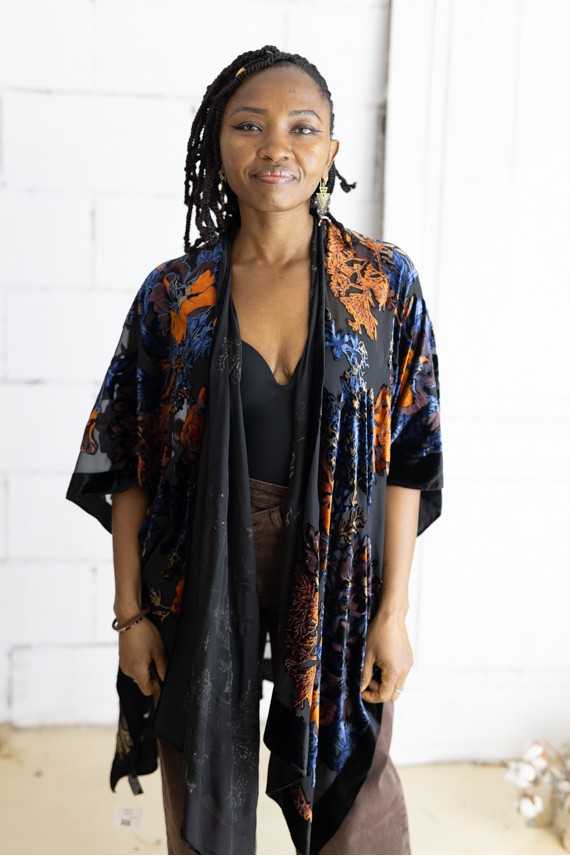 Kimono Boho Seda y Viscosa con Flores en Terciopelo Negro y Verde