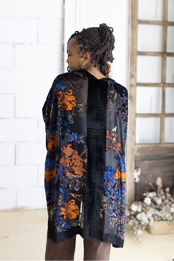 Kimono Boho Seda y Viscosa con Flores en Terciopelo Negro y Verde