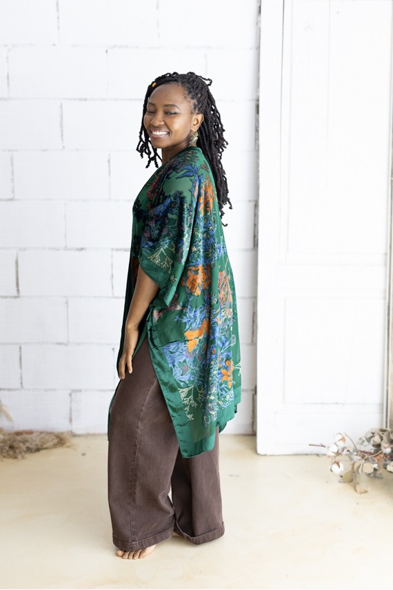 Kimono Boho Seda y Viscosa con Flores en Terciopelo Negro y Verde