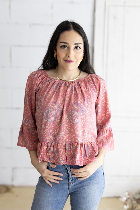 Blusa Boho Rosa Estampado Sari con Volantes