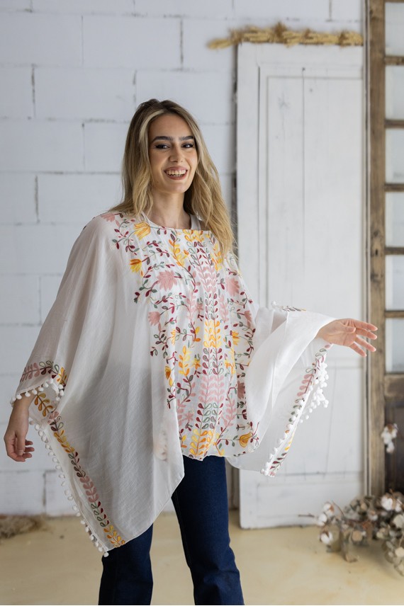 Blusa Poncho Bordada de Algodón Blanca y Nude