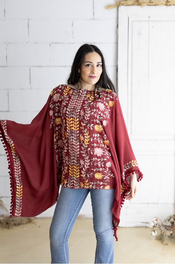 Blusa Poncho Bordada Algodón Burdeos