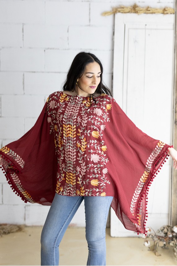 Blusa Poncho Bordada Algodón Burdeos