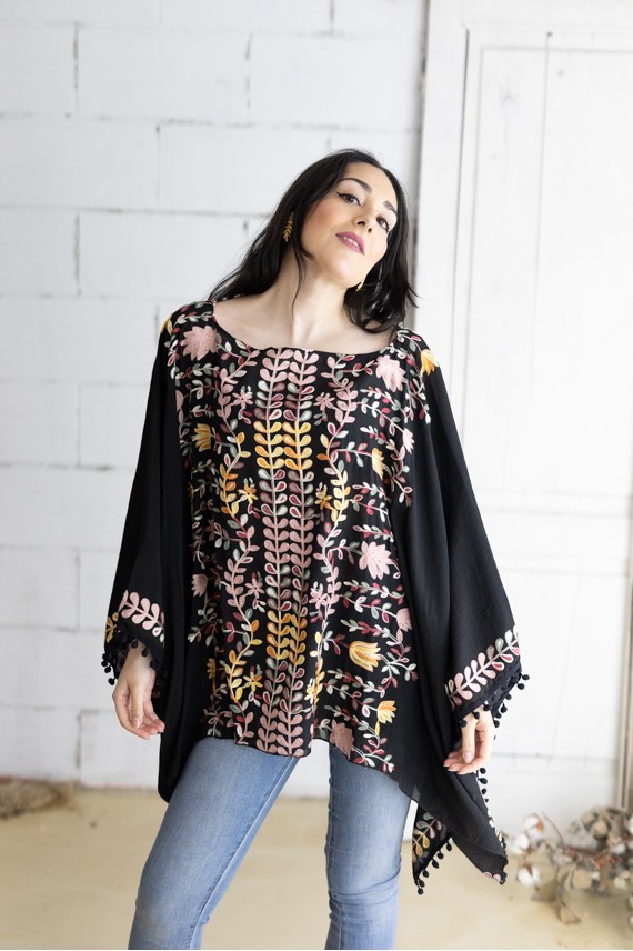 Blusa Poncho Bordada Algodón Negra