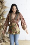 Blusa Paisley Azul Dorada Cinturón y Mangas Asimétricas