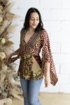 Blusa Apsara Espiral Cinturón y Mangas Asimétricas