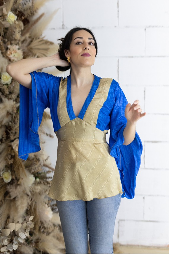Blusa Apsara Azul Dorada Cinturón y Mangas Asimétricas