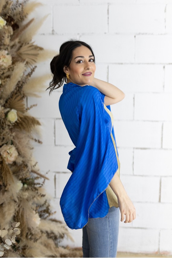 Blusa Apsara Azul Dorada Cinturón y Mangas Asimétricas