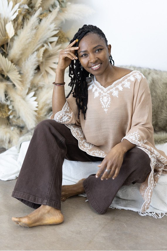 Blusa Mustt Algodón Bordados y Escote Pico