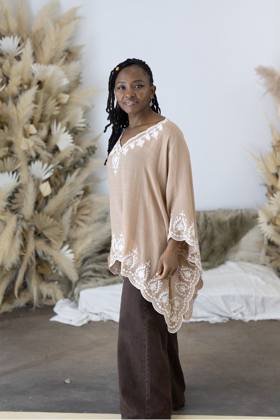 Blusa Mustt Algodón Bordados y Escote Pico