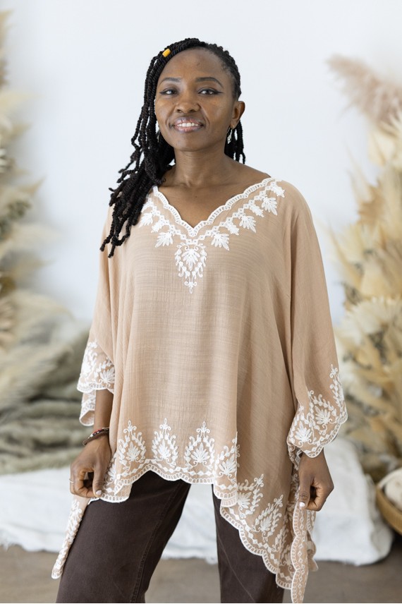 Blusa Mustt Algodón Bordados y Escote Pico