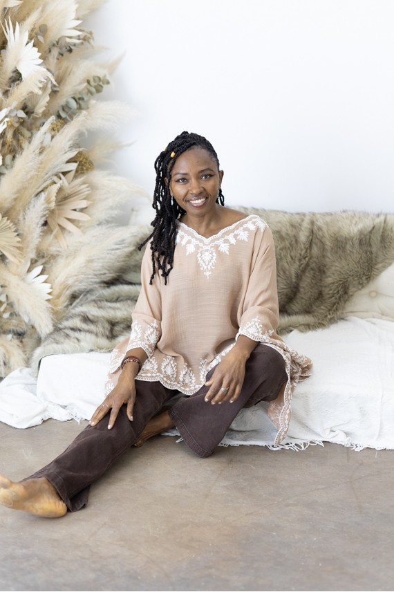 Blusa Mustt Algodón Bordados y Escote Pico