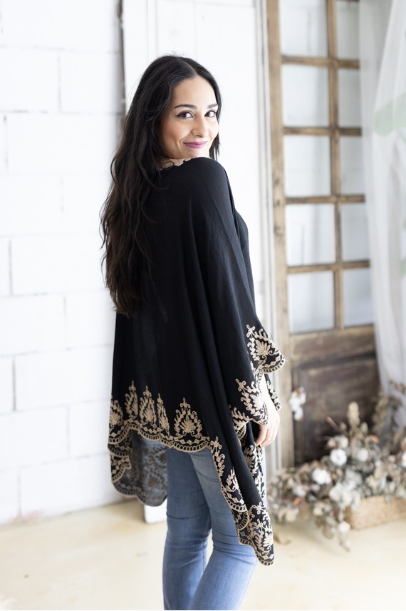 Blusa Mustt Negra Algodón Bordados y Escote Pico