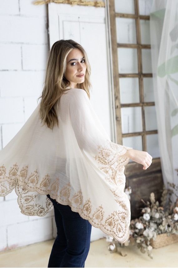 Blusa Mustt Blanca Algodón Bordados y Escote Pico