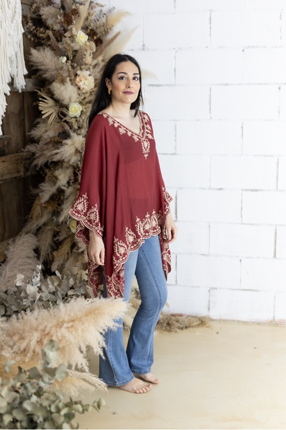 Blusa Mustt Burdeos Algodón Bordados y Escote Pico