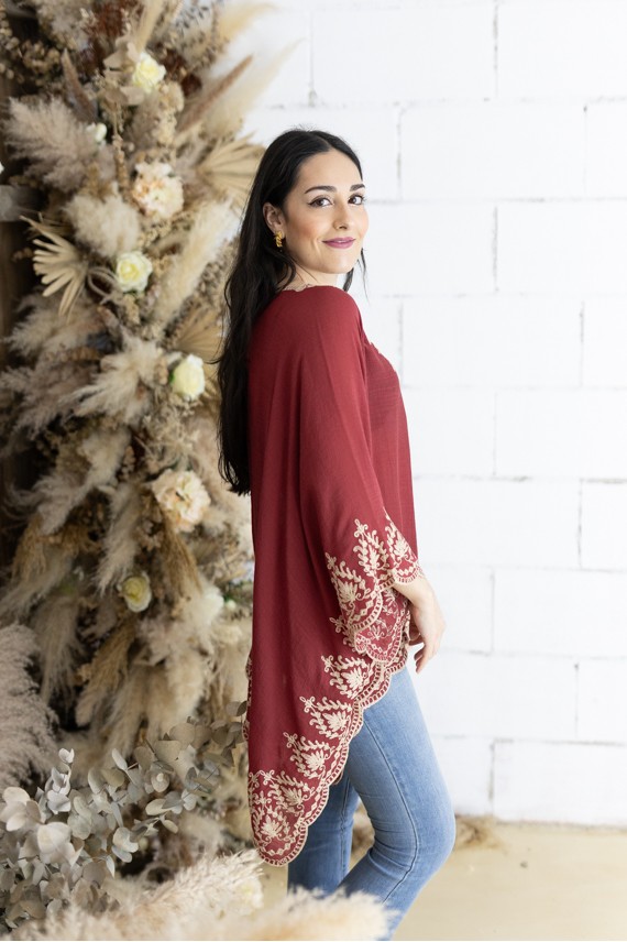 Blusa Mustt Burdeos Algodón Bordados y Escote Pico