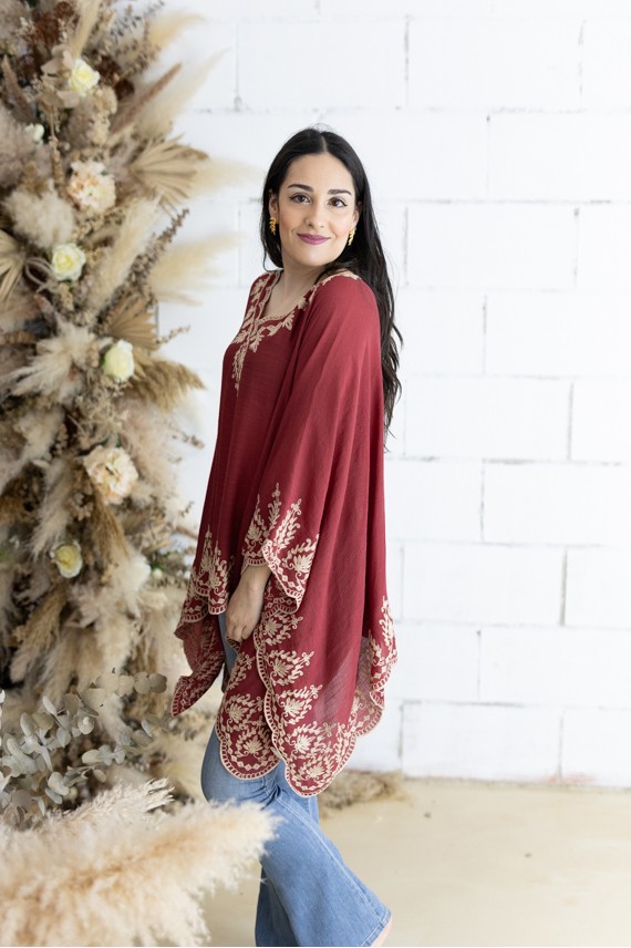 Blusa Mustt Burdeos Algodón Bordados y Escote Pico