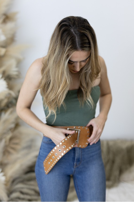 Cinturón Piel Sostenible Alma Nómada con Tachuelas y Hebilla Vintage