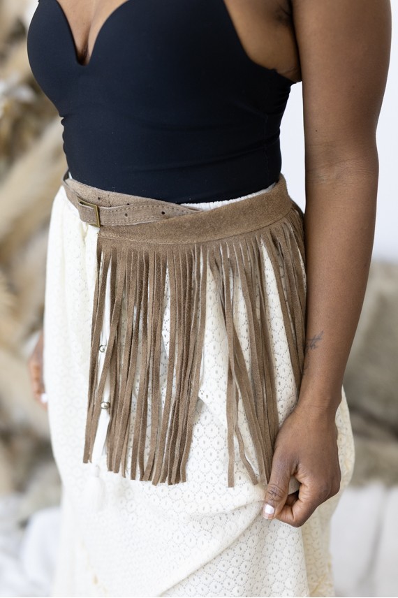 Cinturón de Ante Camel Flecos Espíritu Libre y Hebilla Bronce