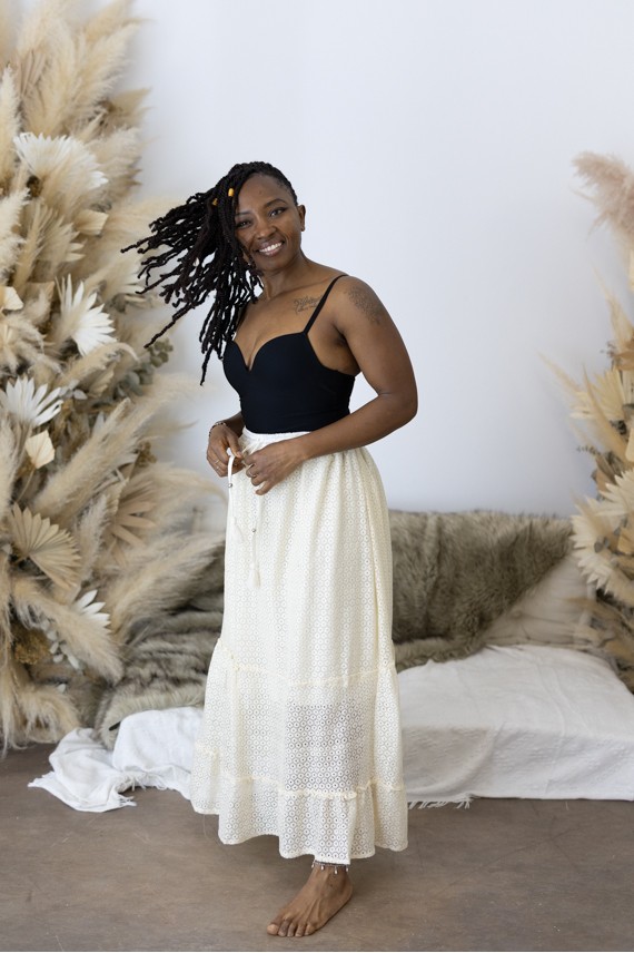 Falda Larga Encaje Beige Bordado Floral y Vuelo