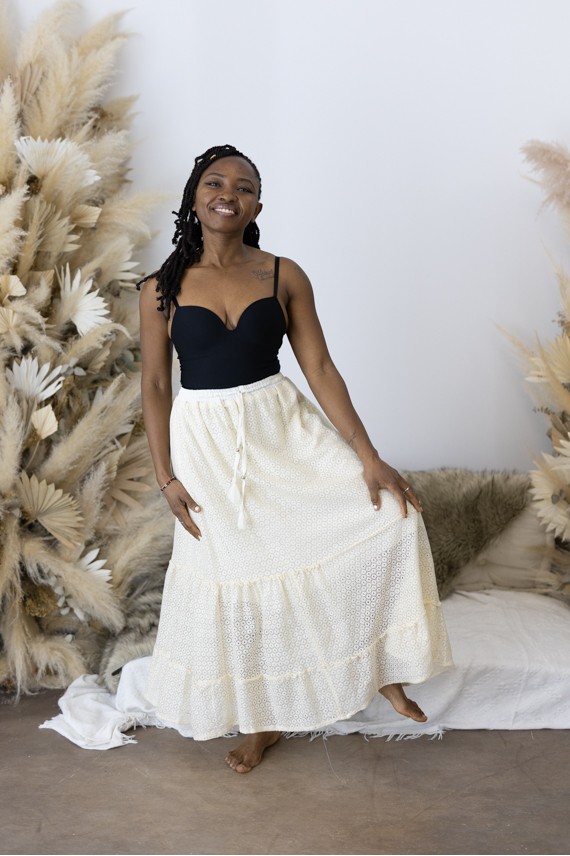 Falda Larga Encaje Beige Bordado Floral y Vuelo