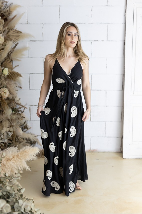 Vestido Largo Fluido Negro con Bordados Paisley