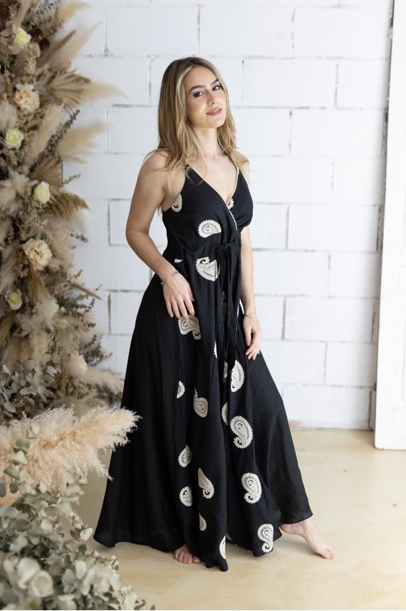 Vestido Largo Fluido Negro con Bordados Paisley
