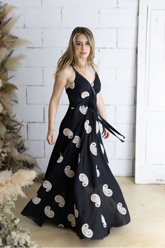 Vestido Largo Fluido Negro con Bordados Paisley