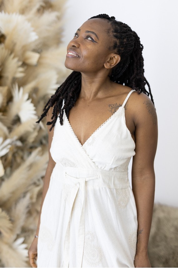 Vestido Largo Fluido Nude con Bordados Paisley