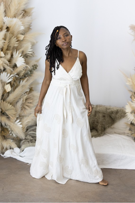 Vestido Largo Fluido Nude con Bordados Paisley